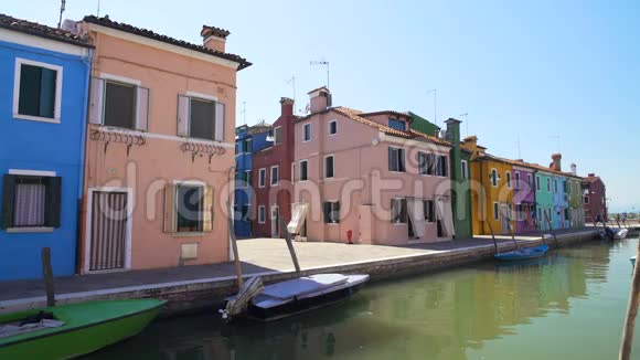 博拉诺的五颜六色的房屋和运河威尼斯美丽的建筑全景视频的预览图