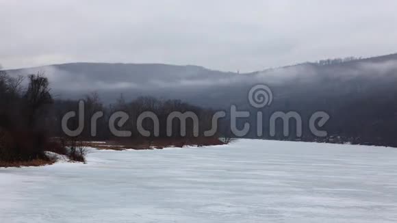 4K超高清时间推移薄雾移动在冻结的河流和一个旧磨坊视频的预览图