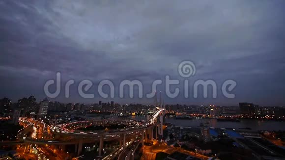 上海南浦立交桥夜景时间流逝视频的预览图