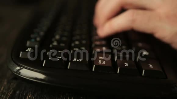 用键盘打字的人手视频的预览图