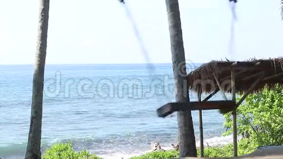自然背景上孤独的空荡印度尼西亚巴厘热带岛屿海滩附近有黑沙令人惊叹视频的预览图