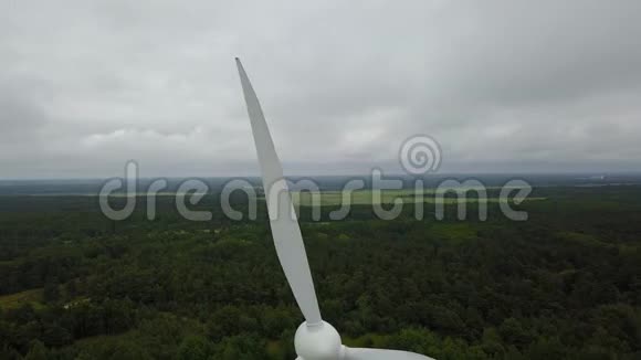 风力发电机北福特斯利帕贾拉托维亚波罗的海海滨航空无人机顶视图4KUHD视频视频的预览图