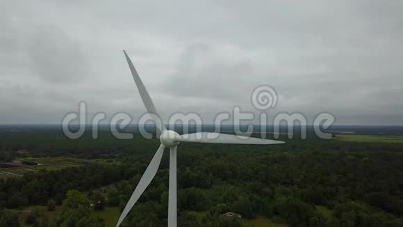 风力发电机北福特斯利帕贾拉托维亚波罗的海海滨航空无人机顶视图4KUHD视频视频的预览图