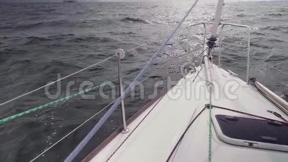 水溅的慢动作视图游艇游艇游艇板的景观视频的预览图