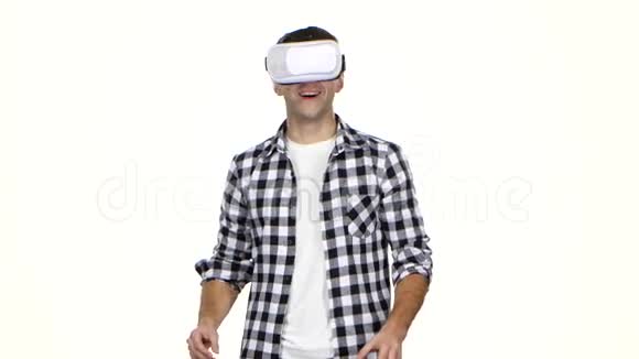 头上戴虚拟现实面具的人白色背景视频的预览图