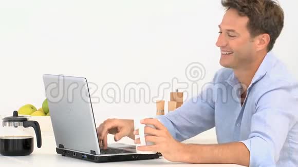 一个男人在看手提电脑的时候喝酒视频的预览图