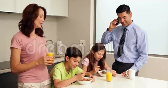 在父亲上班前一家人在早餐时微笑视频的预览图