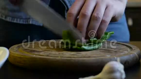 手煮碎生菜自制早餐视频的预览图