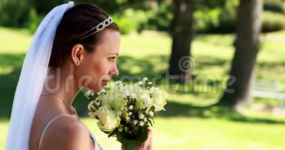 微笑的新娘闻着她的花束视频的预览图