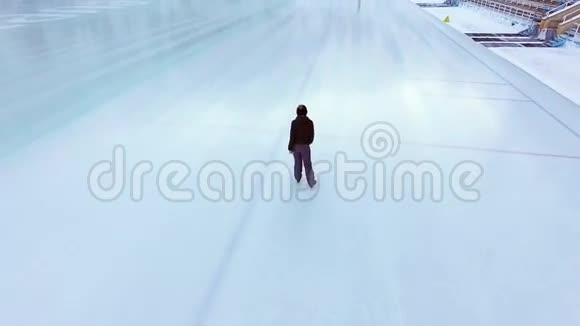 室外冰场滑冰女子空中景观视频的预览图