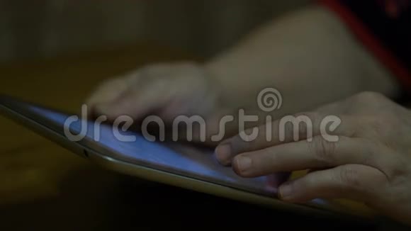 家中使用平板电脑的老年妇女4k视频的预览图