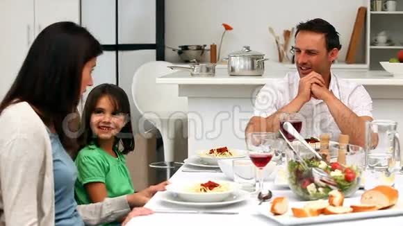 可爱的一家人一起在餐桌上吃饭视频的预览图