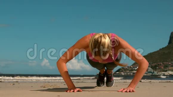 适合金发女郎在海滩上做俯卧撑视频的预览图