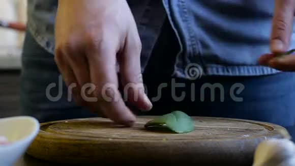 手煮碎生菜自制早餐视频的预览图