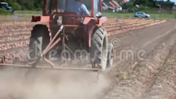 用拖拉机进行土地耕种视频的预览图