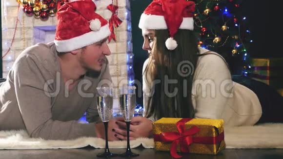 戴圣诞帽的年轻夫妇2017年新年圣诞节视频的预览图