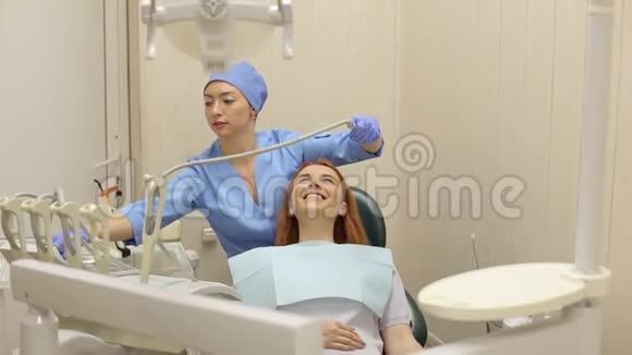 美丽的女人在牙科检查牙齿视频的预览图