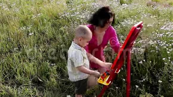 快乐的母子在大自然中作画视频的预览图