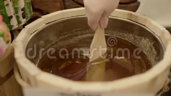 木制罐子里的甜蜜视频的预览图