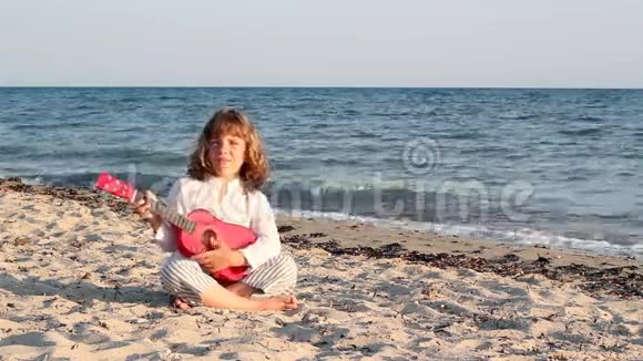 小女孩唱歌弹吉他视频的预览图