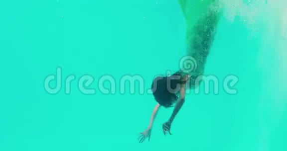 女人潜入游泳池视频的预览图