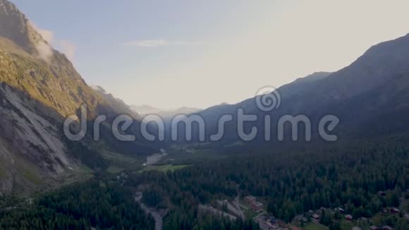 景观显示高山河流森林山谷和高山景观的拉福利在瓦莱州瑞士视频的预览图