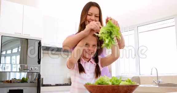 妈妈教她女儿怎么扔沙拉视频的预览图