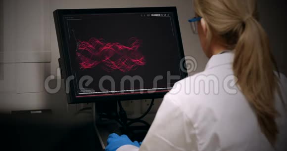 医生在电脑上看dna分子视频的预览图