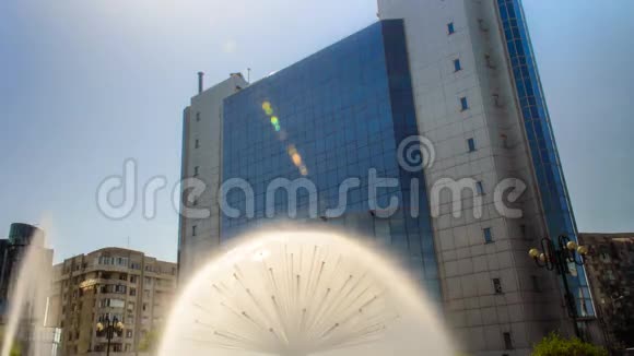以现代办公玻璃建筑为背景喷涂球形喷泉视频的预览图