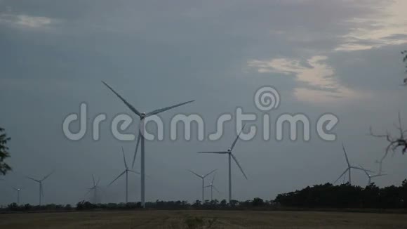日落时有电力线路的风力涡轮机视频的预览图