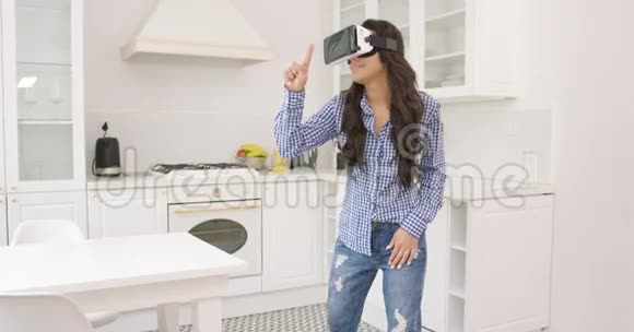 家里戴VR眼镜的女性视频的预览图