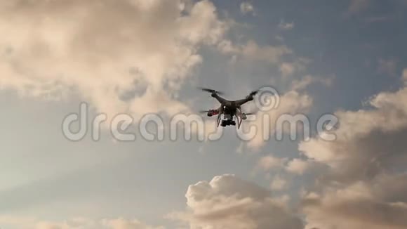 日落时相机飞行的无人机视频的预览图