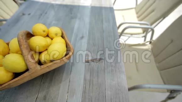 木桌上篮子里的柠檬多利射击视频的预览图