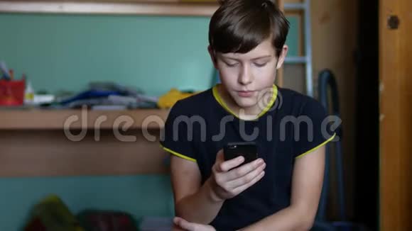 持有智能手机网络游戏网络搜索社交媒体的少年视频的预览图