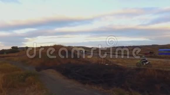 自由式越野车在坡道上跳跃4k视频的预览图