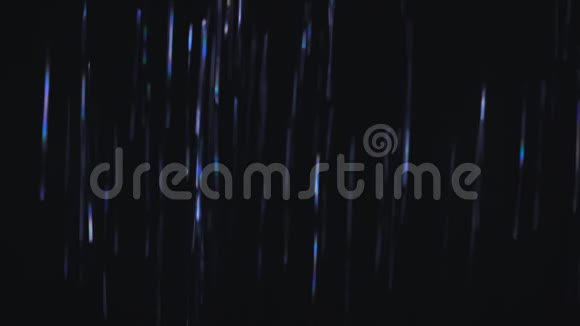 紫色或紫色闪光的雨或尘埃粒子效应落在黑色背景上视频的预览图