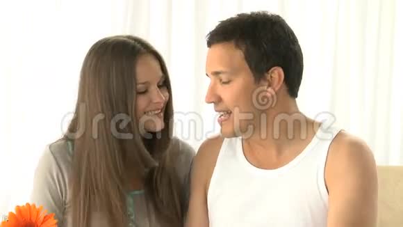 他和妻子一起吃橙汁视频的预览图