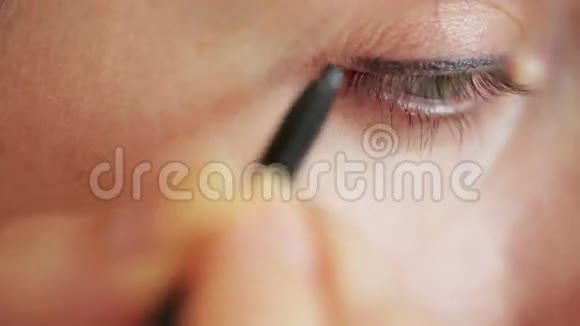 眼部化妆特写眼罩视频的预览图
