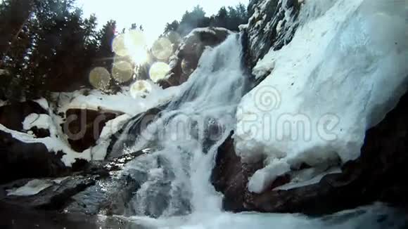 冬天美丽的瀑布视频的预览图
