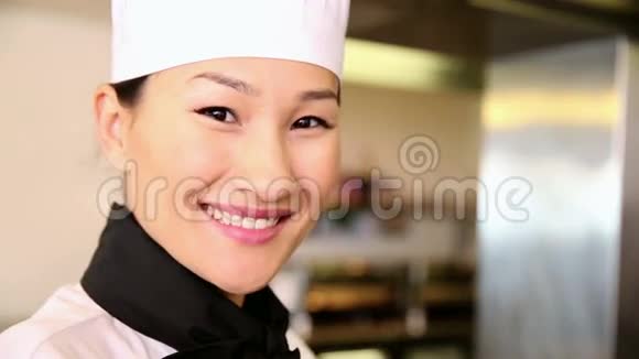 开心的厨师对着镜头微笑视频的预览图