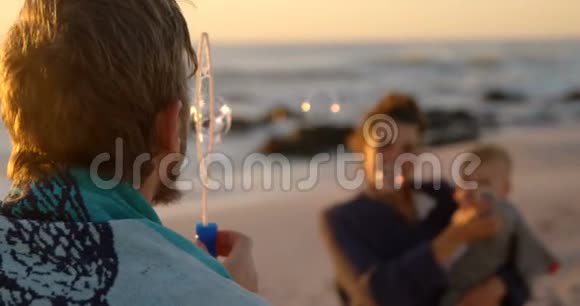 一家人在海滩玩4k视频的预览图