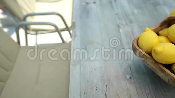 木桌上篮子里的柠檬多利射击视频的预览图