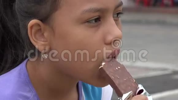 女孩吃巧克力童年孩子孩子视频的预览图