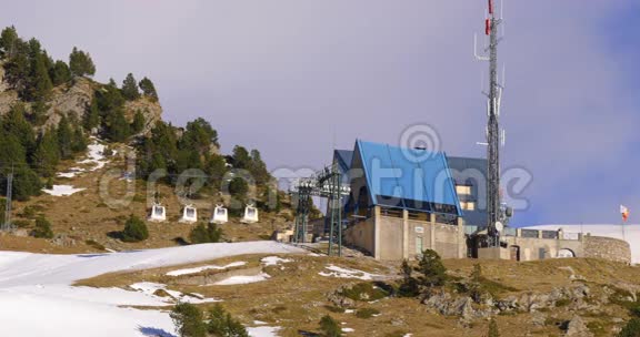 沃尔德诺里亚山地滑雪场滑雪缆车4k西班牙视频的预览图