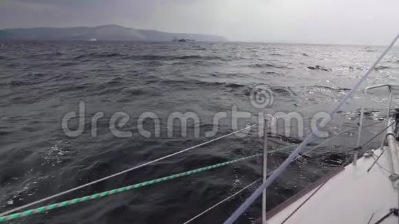 水溅的慢动作视图游艇游艇游艇板的景观视频的预览图