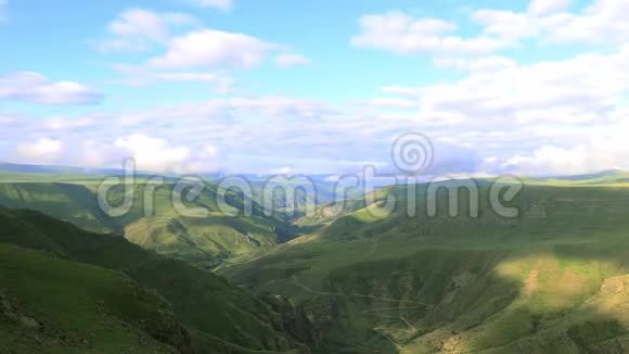 从山顶看高地山谷的时间图视频的预览图