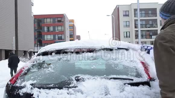 男子清洁除雪车停车坪冬季视频的预览图