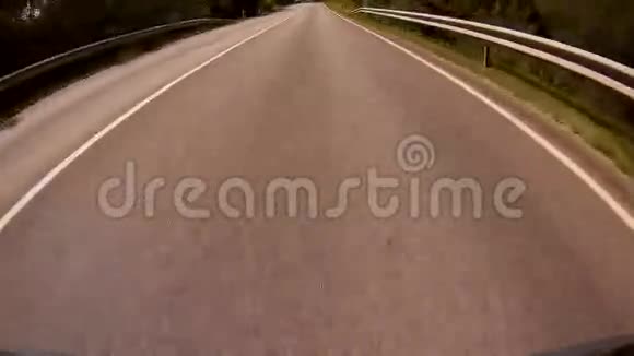 驾驶汽车在乡村道路POV观点前挡风玻璃视频的预览图