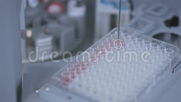 现代制药设备用于生产药品的高科技自动机器化学分析视频的预览图