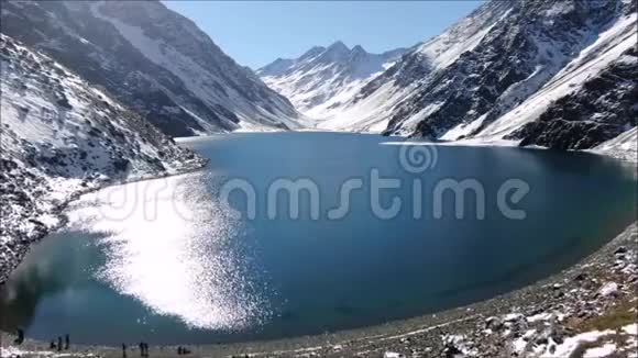 泻湖和山雪的鸟瞰图视频的预览图
